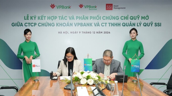 Ông Vũ Hữu Điền, Chủ tịch VPBankS và bà Nguyễn Ngọc Anh, Tổng giám đốc SSIAM ký kết hợp tác.