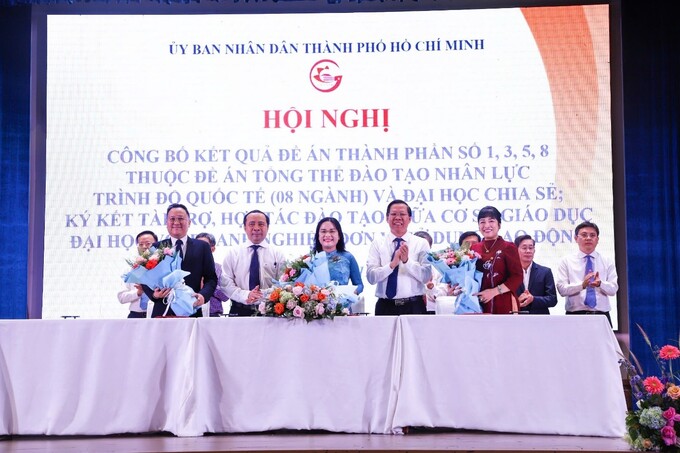 CEO Lưu Thị Thanh Mẫu (áo dài đỏ) đại diện Phúc Khang ký MOU với PGS.TS Ngô Thị Phương Lan (áo dài xanh) Hiệu trưởng Trường ĐH Khoa Học Xã Hội và Nhân Văn trước sự chứng kiến của đại diện lãnh đạo TP.HCM và ĐHQG-HCM