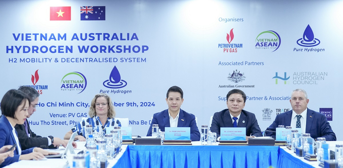 Hội thảo Vietnam Australia Hydrogen Workshop được tổ chức vào 9/12/2024 tại trụ sở Tổng công ty Khí Việt Nam - CTCP (PV GAS). Đoàn chủ tọa hội thảo (từ phải qua trái): ông Clint Butler, Giám đốc Kinh doanh Quốc tế Công ty Pure Hydrogen; ông Lê Ngọc Ánh Minh, Chủ tịch VAHC; ông Phạm Văn Phong, Tổng Giám đốc PV GAS và bà Rebecca Ball, Ủy viên cấp cao của Austrade Vietnam.