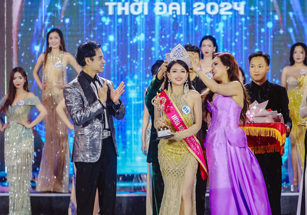 Chủ tịch Miss Vietnam Business Đặng Gia Bena - Chủ tịch kiêm Trưởng BTC cuộc thi cùng Trưởng BGK - Danh ca, nhạc sĩ Ngọc Sơn trao giải thưởng cho Tân Hoa hậu Việt Nam Thời đại 2024 Nguyễn Ngọc Thảo Nguyên