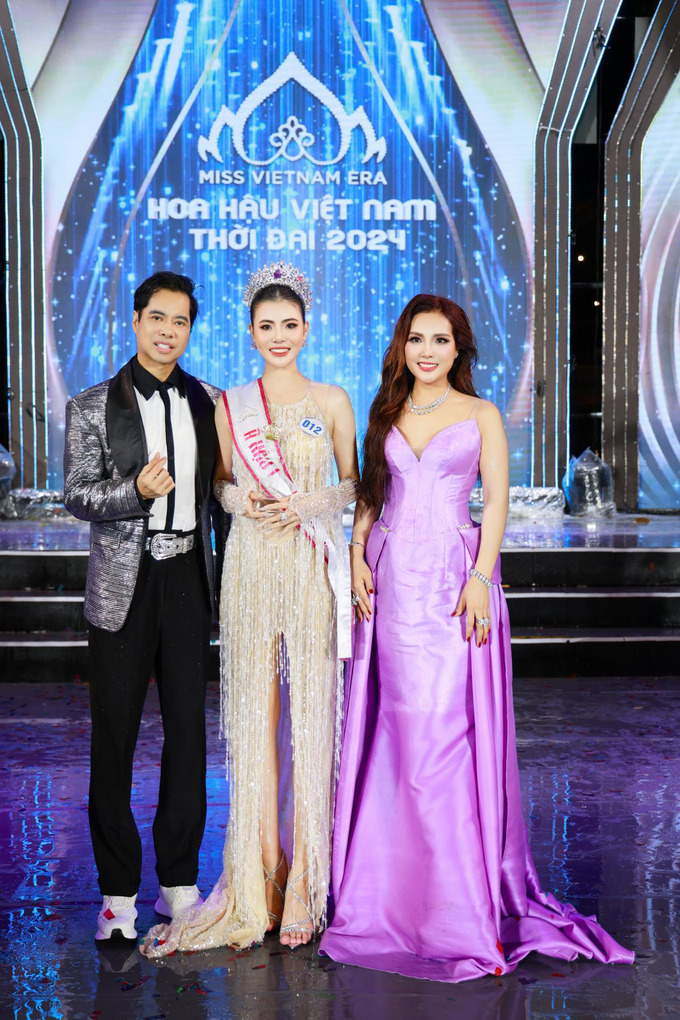 Chủ tịch Miss Vietnam Business Đặng Gia Bena - Chủ tịch kiêm Trưởng BTC cuộc thi cùng Trưởng BGK - Danh ca, nhạc sĩ Ngọc Sơn cùng Tân Á hậu 1 - Lê Kim Khỏe