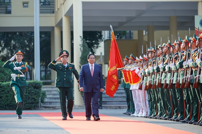 Thủ tướng Chính phủ Phạm Minh Chính duyệt đội danh dự Quân đội nhân dân Việt Nam tại Học viện Kỹ thuật quân sự.