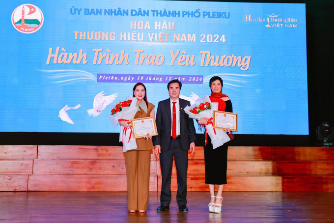 Ông Nguyễn Hữu Sung - UV BTV Thành ủy - Phó Chủ tịch Thường trực UBND TP. Pleiku trao bằng khen cho Chủ tịch Đặng Gia Bena và Hoa hậu Thiện nguyện Trịnh Lan Trinh vì có những đóng góp to lớn trong phong trào thiện nguyện tại địa phương