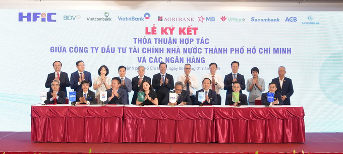 Ông Huỳnh Thiên Phú, Giám đốc Trung tâm phát triển kinh doanh doanh nghiệp Sacombank cùng các ngân hàng thực hiện ký kết hợp tác với HFIC