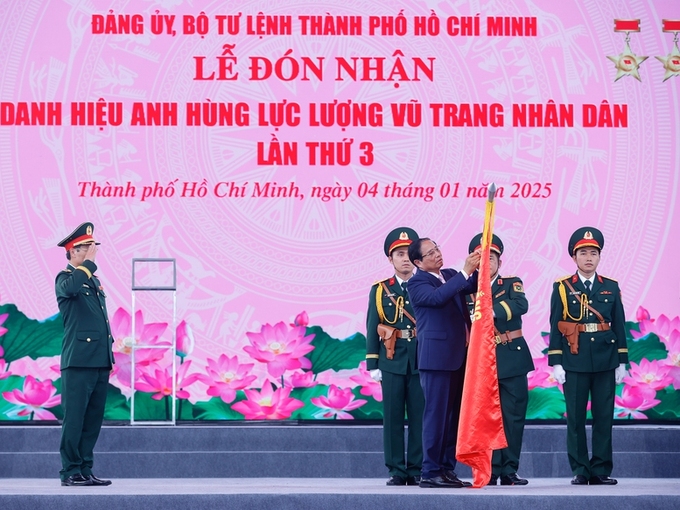 Thay mặt lãnh đạo Đảng, Nhà nước, Thủ tướng Chính phủ Phạm Minh Chính trao tặng danh hiệu Anh hùng Lực lượng vũ trang nhân dân cho lực lượng vũ trang TP.Hồ Chí Minh. Ảnh: VGP