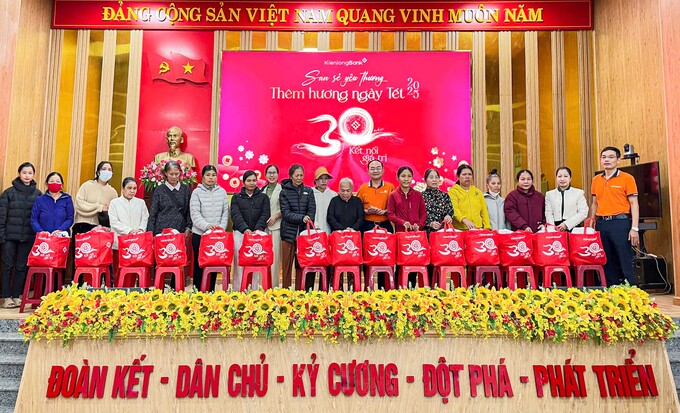 Hành trình 12 năm “San sẻ yêu thương – Thêm hương ngày Tết” của KienlongBank đến với người dân