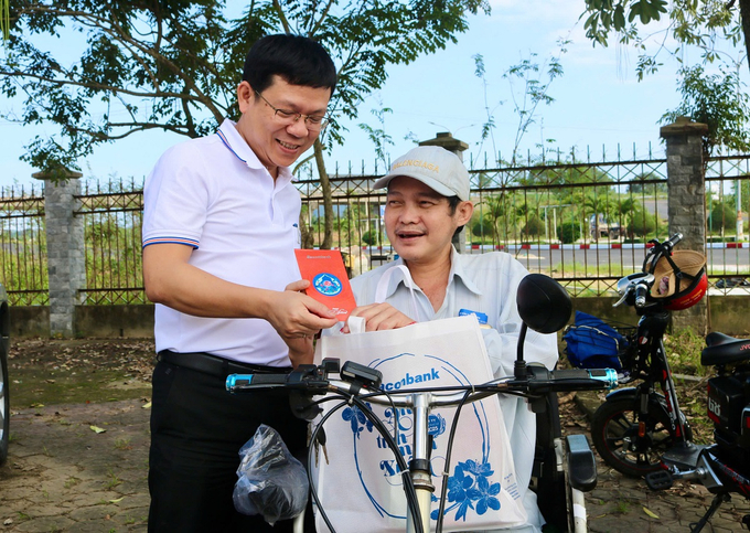 Ông Trần Minh Hưng, Giám đốc Sacombank Quảng Ngãi trao quà cho bà con có hoàn cảnh khó khăn tại P. Phổ Minh, TX. Đức Phổ