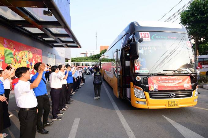 20 chuyến xe hạnh phúc khởi hành đến 30 tỉnh thành trên toàn quốc