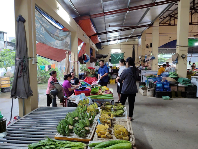 Trung tâm Ứng dụng, kỹ thuật, thông tin khoa học và công nghệ tỉnh Yên Bái phối hợp với Ban quản lý chợ trung tâm huyện Yên Bình về công tác tuyên truyền và kiểm định cân tại chợ trung tâm huyện.