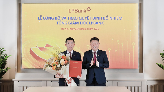 Ông Nguyễn Đức Thụy, Chủ tịch HĐQT LPBank (phải) trao quyết định bổ nhiệm cho ông Vũ Quốc Khánh Tổng Giám đốc LPBank (trái)