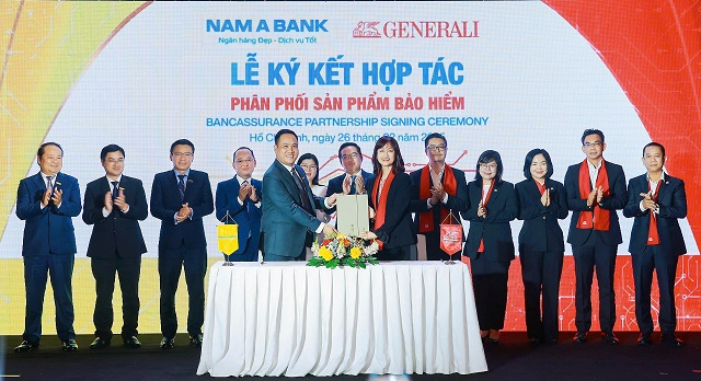 Đại diện Nam A Bank và Generali Việt Nam ký kết hợp tác.