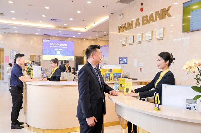 Khách hàng giao dịch tại Nam A Bank.