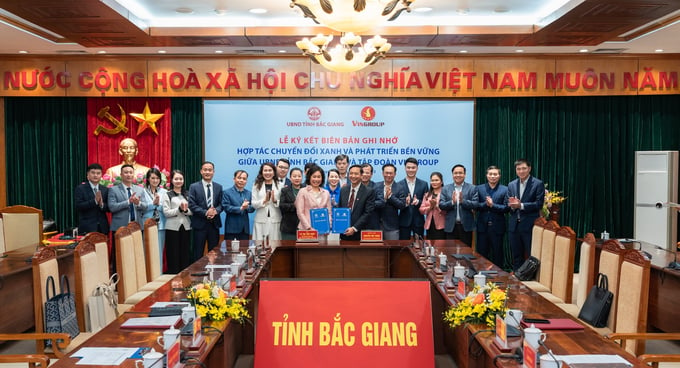 Ông Nguyễn Việt Oanh, Chủ tịch UBND tỉnh Bắc Giang và bà Lê Thị Thu Thuỷ - Phó chủ tịch tập đoàn Vingroup tại lễ ký kết.