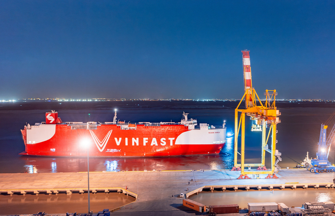 Tàu rời cảng MPC Port vào tối ngày 8/3. Ảnh: VinFast