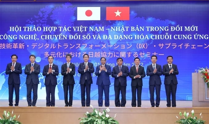 Thủ tướng Phạm Minh Chính và Thủ tướng Nhật Bản Kishida Fumio cùng các đại biểu dự Hội thảo hợp tác Việt Nam-Nhật Bản trong đổi mới công nghệ, chuyển đổi số và đa dạng hóa chuỗi cung ứng.