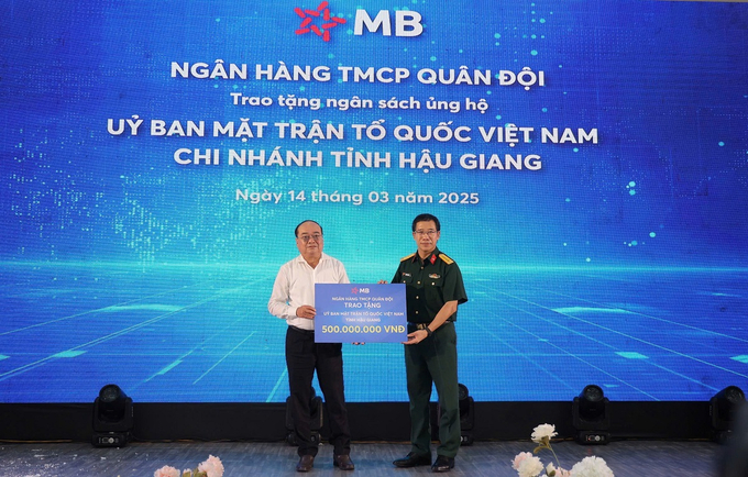 Ông Lưu Trung Thái, Chủ tịch HĐQT MB đại diện cho MB trao tặng 500 triệu đồng cho Ủy ban Mặt trận Tổ quốc Việt Nam tỉnh Hậu Giang.