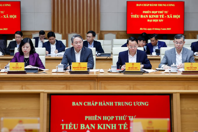 Các thành viên Tiểu ban Kinh tế - xã hội Đại hội XIV của Đảng dự phiên họp.