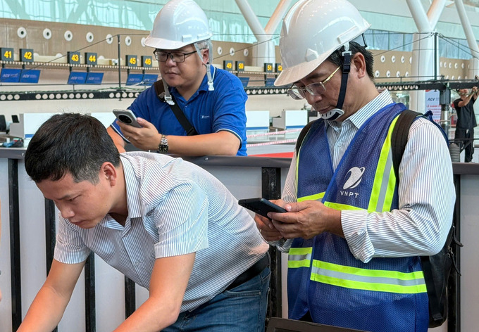 Các kỹ sư VNPT kiểm tra chất lượng sóng VinaPhone 5G tại nhà ga T3.