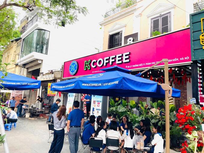 K Coffee tại 8 Lý Thường Kiệt, Hà Nội đã thu hút đông đảo người tiêu dùng trong ngày khai trương.