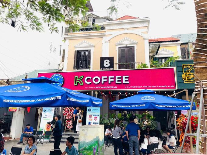 Tọa lạc tại số 8 Lý Thường Kiệt, K Coffee là điểm giao thoa hoàn hảo giữa kiến trúc cổ kính, nhịp sống hiện đại và gu thưởng thức tinh tế - trở thành điểm đến lý tưởng cho giới sành cà phê, dân văn phòng và cả du khách yêu trải nghiệm văn hóa bản địa qua từng ly cà phê nguyên chất.