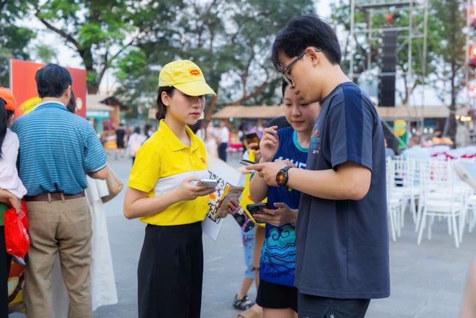 Khách tham quan được hướng dẫn thông tin về bản đồ ẩm thực trực tuyến thuộc đề án “Biến tấu vạn nguyên liệu, nấu triệu món Việt”.