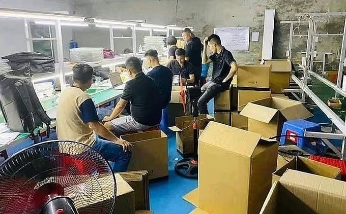 Lực lượng chức năng kiểm tra đột xuất khu nhà xưởng lắp ráp điện thoại lậu tại thôn Khòn Pát, xã Mai Pha, TP Lạng Sơn. (Ảnh: CA Lạng Sơn)