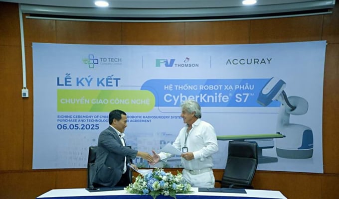 Ông Nguyễn Thanh Duy (trái), Tổng Giám đốc TD Tech và Bác sĩ Jean-Marcel Guillon, Tổng Giám đốc Bệnh viện FV và