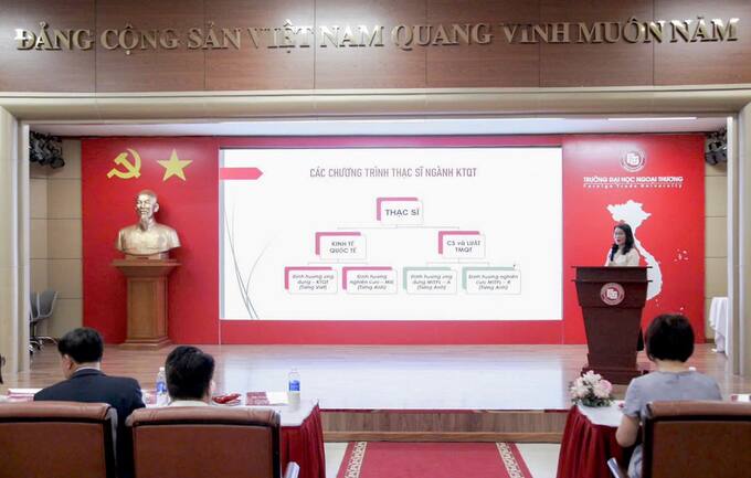 PGS. TS Nguyễn Thị Tường Anh - Phó Trưởng khoa KTQT giới thiệu các chương trình đào tạo sau đại học của khoa KTQT.