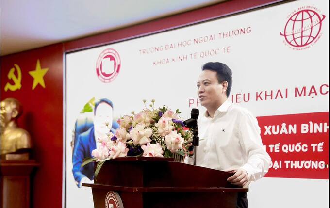 PGS. TS Hoàng Xuân Bình, Trưởng khoa KTQT phát biểu khai mạc toạ đàm.