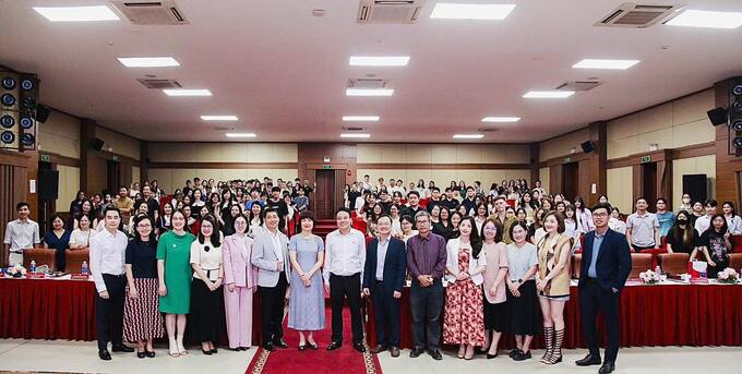Tập thể khách mời, diễn giả, cán bộ giảng viên chụp hình cùng các học viên, sinh viên có mặt tại sự kiện.