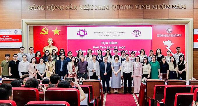 Tập thể các khách mời, diễn giả, cán bộ giảng viên trường Đại học Ngoại thương & Khoa KTQT.