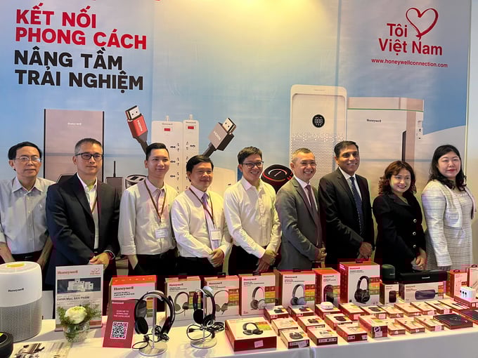 Các sản phẩm được phân phối chính hãng tại Việt Nam thông qua Secure Connection, với chế độ bảo hành rõ ràng và dịch vụ hậu mãi đồng bộ.