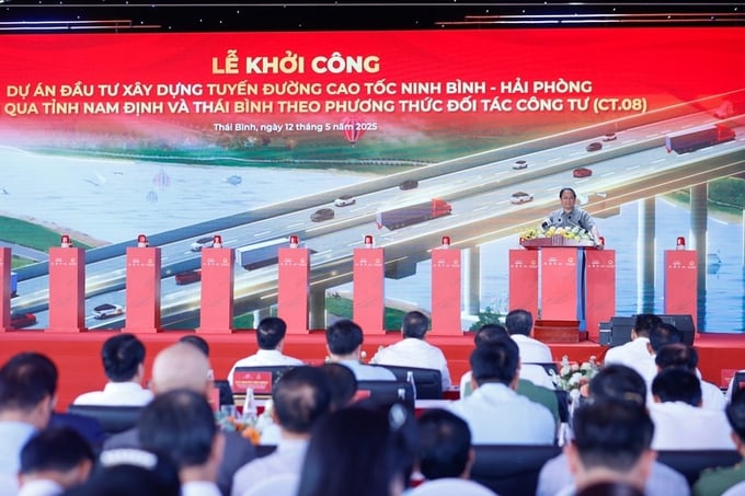 Thủ tướng Phạm Minh Chính phát biểu tại Lễ khởi công tuyến cao tốc huyết mạch qua Thái Bình, Nam Định - Ảnh: VGP/Nhật Bắc