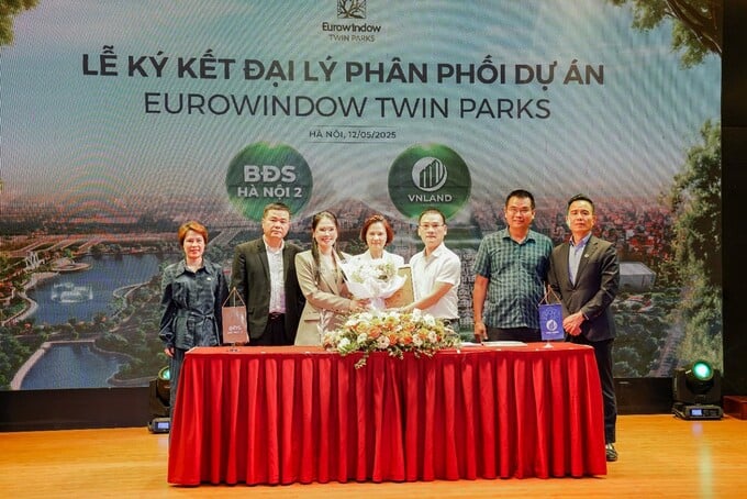 Đại diện đơn vị phát triển dự án Eurowindow Holding, đơn vị phân phối – Công ty Cổ phần BĐS Hà Nội 2 cùng đại diện lãnh đạo của 7 đại lý lần lượt ký kết hợp tác chiến lược