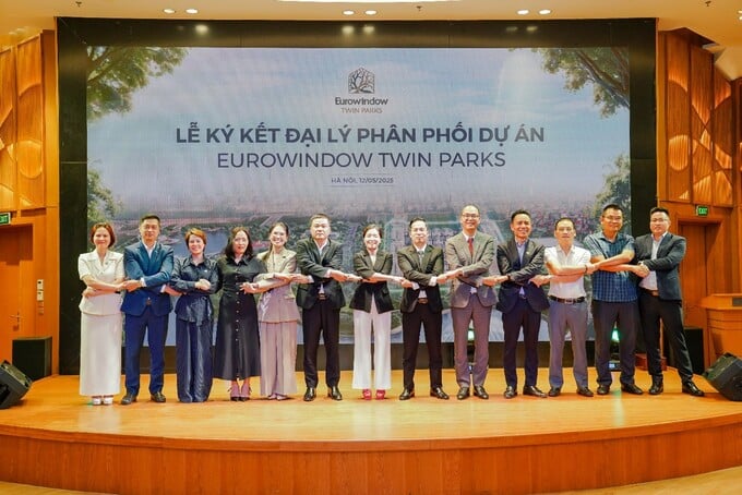 Đại diện Eurowindow Holding, Công ty BĐS Hà Nội 2 và 7 đối tác phân phối chiến lược cùng bắt tay thể hiện cam kết đồng hành và bứt phá tại Lễ ký kết phân phối dự án Eurowindow Twin Parks – Hà Nội, 12/05/2025.