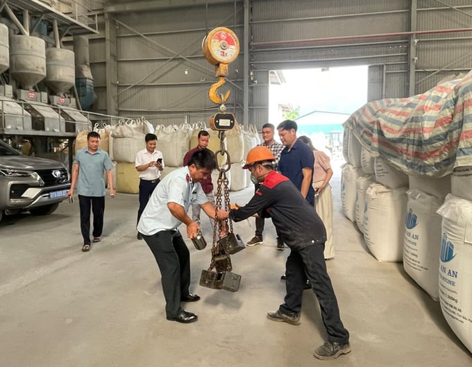 Đoàn kiểm tra tiến hành kiểm tra cân tại Công ty TNHH Kim An An, lô B1, Khu công nghiệp Thanh Bình, huyện Chợ Mới.
