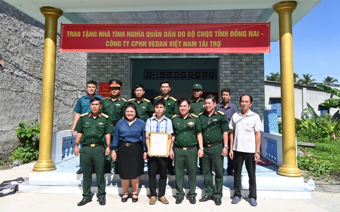 Bà Nguyễn Thu Thủy - Phó giám đốc đối ngoại Vedan cùng đại diện BCHQS trao tặng nhà tình nghĩa Quân – Dân tại huyện Nhơn Trạch tỉnh Đồng Nai