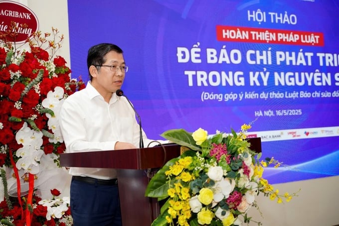 Đồng chí Lưu Đình Phúc, Cục trưởng Cục Báo chí trình bày tham luận