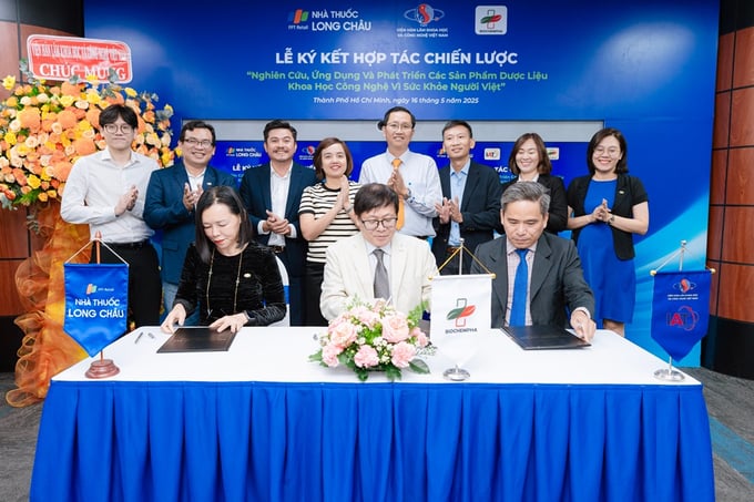 Ngày 16/5, tại TP.HCM, FPT Long Châu, Viện Công nghệ Tiên Tiến và Công ty TNHH Công nghệ cao Sinh hóa Dược (Biochempha) đã ký kết Biên bản ghi nhớ hợp tác chiến lược