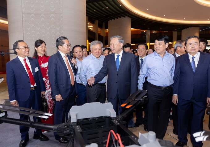 Tổng Bí thư Tô Lâm đến thăm gian hàng của CT Group.