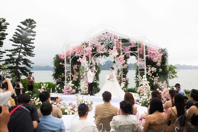 Sự góp mặt của dàn khách mời là những nghệ sĩ tên tuổi đã góp phần làm cho không khí đám cưới thêm phần sôi động và ấm áp. T