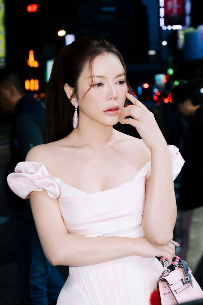 Thần thái tự tin và rạng rỡ của cô càng làm tăng thêm sức hút cho mỗi khung hình.