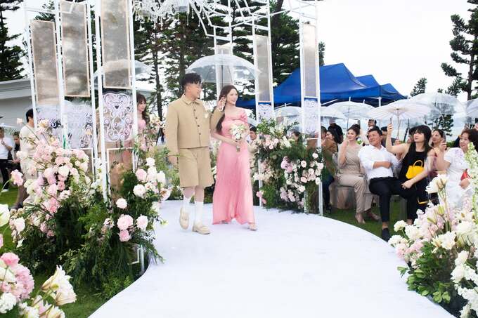 Trong suốt thời gian chuẩn bị cho đám cưới, Lý Nhã Kỳ đã sát cánh bên Hồ Quỳnh Hương, từ việc góp ý tưởng cho đến việc hỗ trợ về mặt tinh thần.