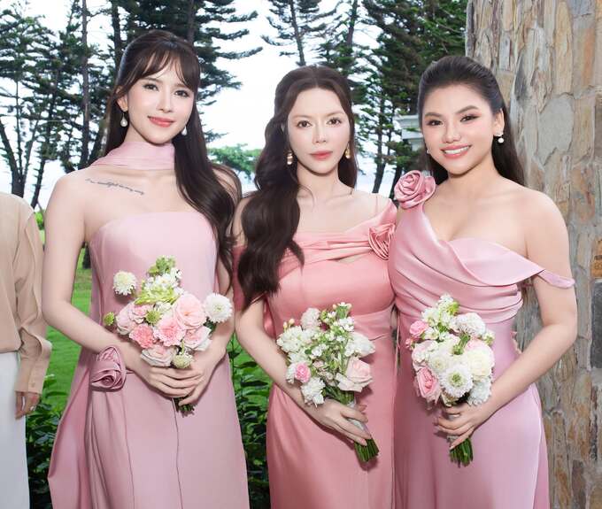 Lý Nhã Kỳ nói vui nếu trong đám cưới Hồ Quỳnh Hương mà cô bắt được hoa cưới (mà không phải được trao hay nhường), cô cam kết sẽ lên xe hoa vào năm sau.