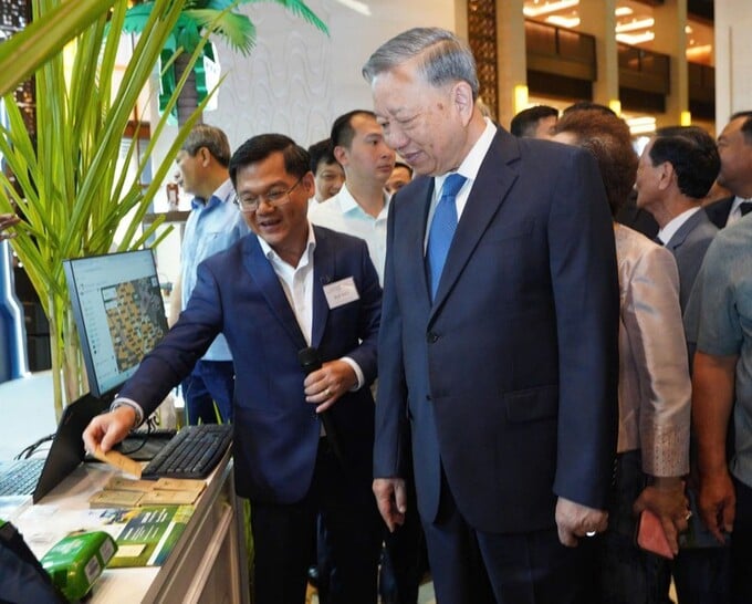Tổng Bí thư Tô Lâm tham quan gian hàng của TTC AgriS - doanh nghiệp tiên phong trong phát triển nông nghiệp công nghệ cao nhằm nâng cao năng suất, chất lượng và giá trị gia tăng cho nông sản Việt Nam