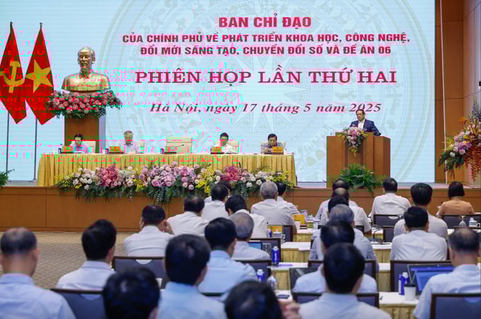 Thủ tướng đề nghị các đại biểu chỉ rõ những nội dung còn chậm tiến độ, phân tích nguyên nhân, rút ra các bài học kinh nghiệm; xác định rõ các nhiệm vụ, giải pháp trọng tâm thời gian tới, đặc biệt là bố trí nguồn lực, huy động hợp tác công tư, nhất là sự tham gia của doanh nghiệp, người dân... - Ảnh: VGP/Nhật Bắc