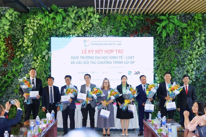 Trường Đại học Kinh tế - Luật (UEL) ký kết hợp tác với 7 doanh nghiệp chương trình Co-op.