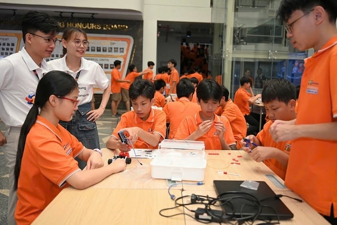 cac-em-hoc-sinh-tham-du-hoat-dong-tim-hieu-va-sang-tao-robot-220250521140434