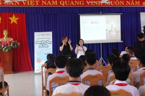 Bên cạnh đó, các em còn có cơ hội giao lưu cùng ông Nguyễn Minh Hảo – chuyên gia công nghệ thông tin và cũng là một tấm gương vượt khó tiêu biểu, giúp các em tiếp thêm nghị lực và niềm tin trên hành trình vươn tới tương lai.