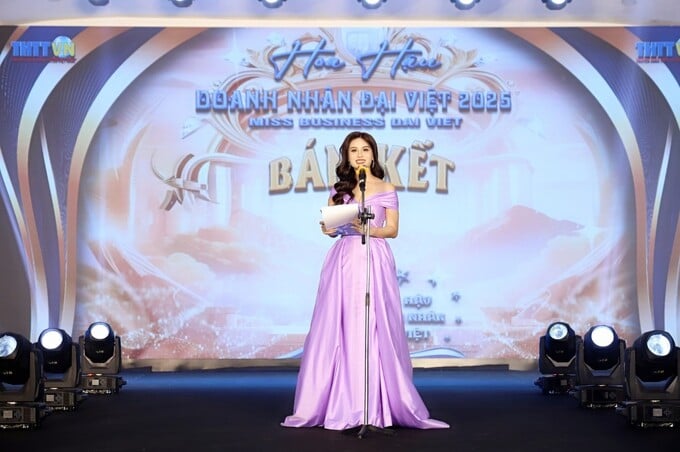 Trưởng BTC Hoa Nam phát biểu khai mạc Bán kết & Tài năng.
